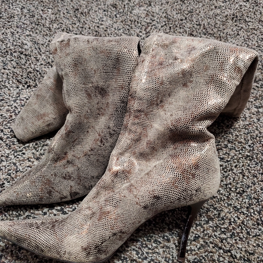 High heeled fitted calf boots